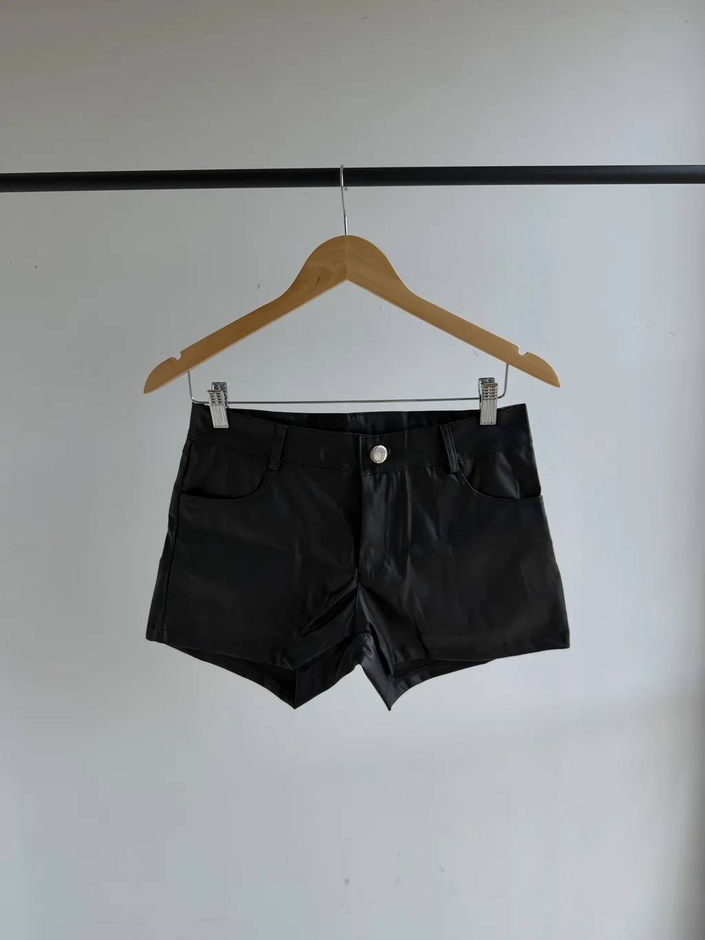 Short Beau