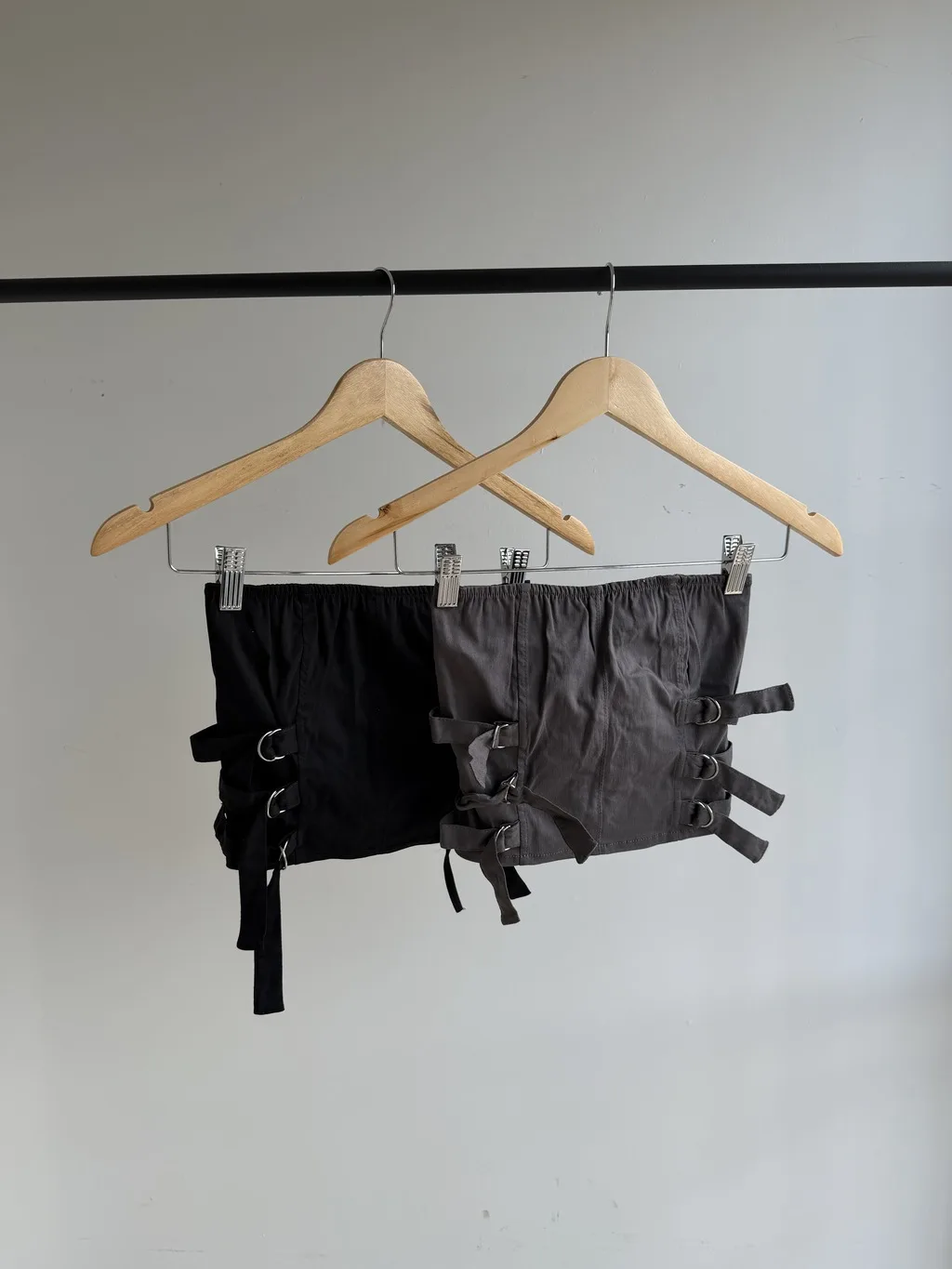 Strapless con hebillas laterales